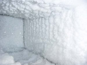 Почему в холодильнике образуется много снега и льда